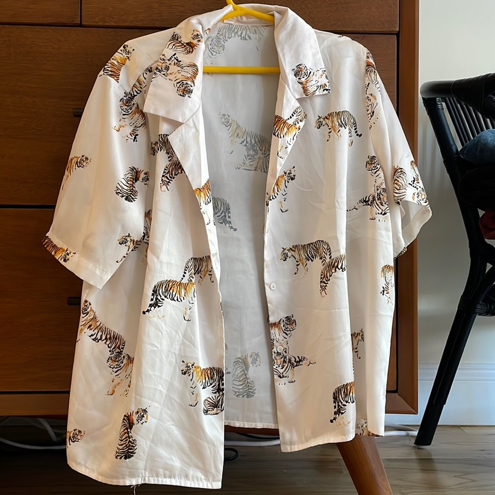 TIGER PRINT SIZE SMALL BUTTON DOWN SHIRT